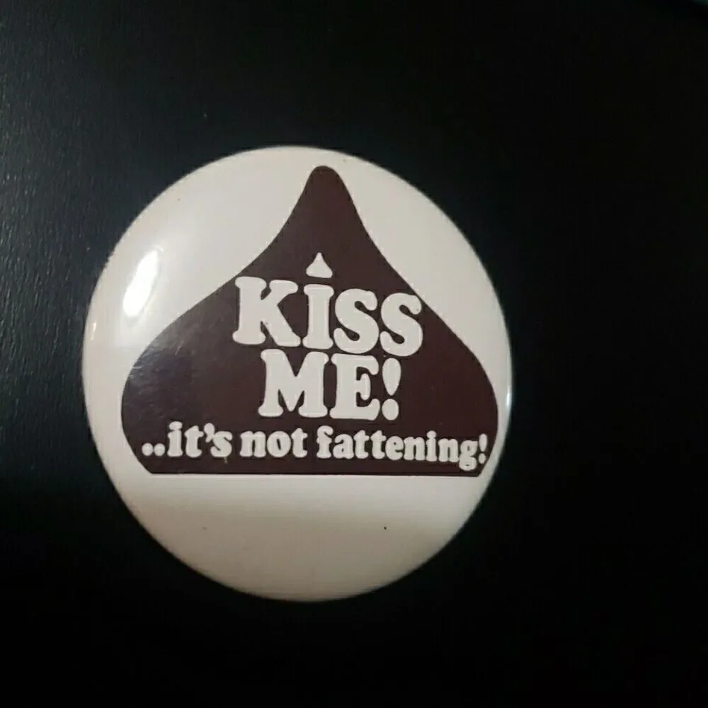 Hershey Kiss kiss me I'm not fattening Vintage Slogan Button Pin Badge